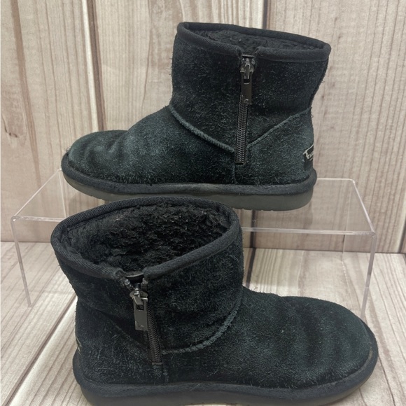 Koolaburra by UGG Girls Size 1 Black Leather Shearling Short Zip Side Boot - Picture 2 of 7